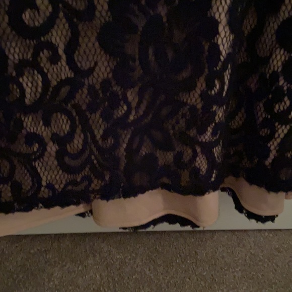 Stunning lace gown with cap sleeve and hourglass shape - Picture 4 of 5